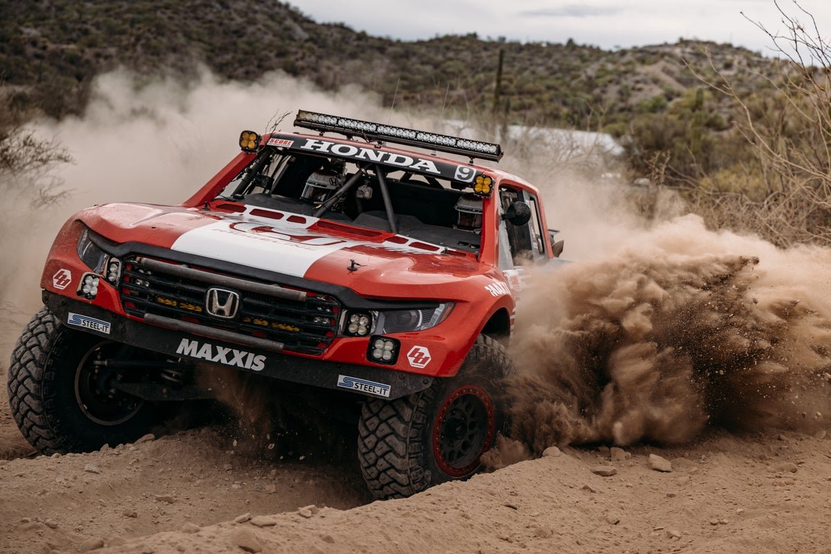 Camioneta off-road levantando polvo en el desierto de Baja California
